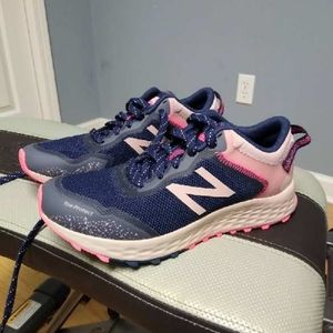 Women's New Balance tennis shoes